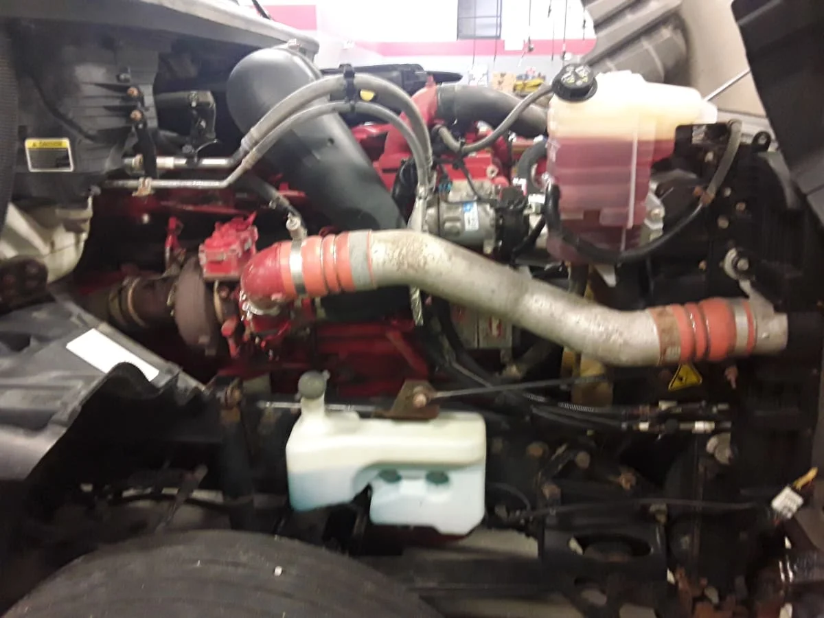 2019 International LT - image 8