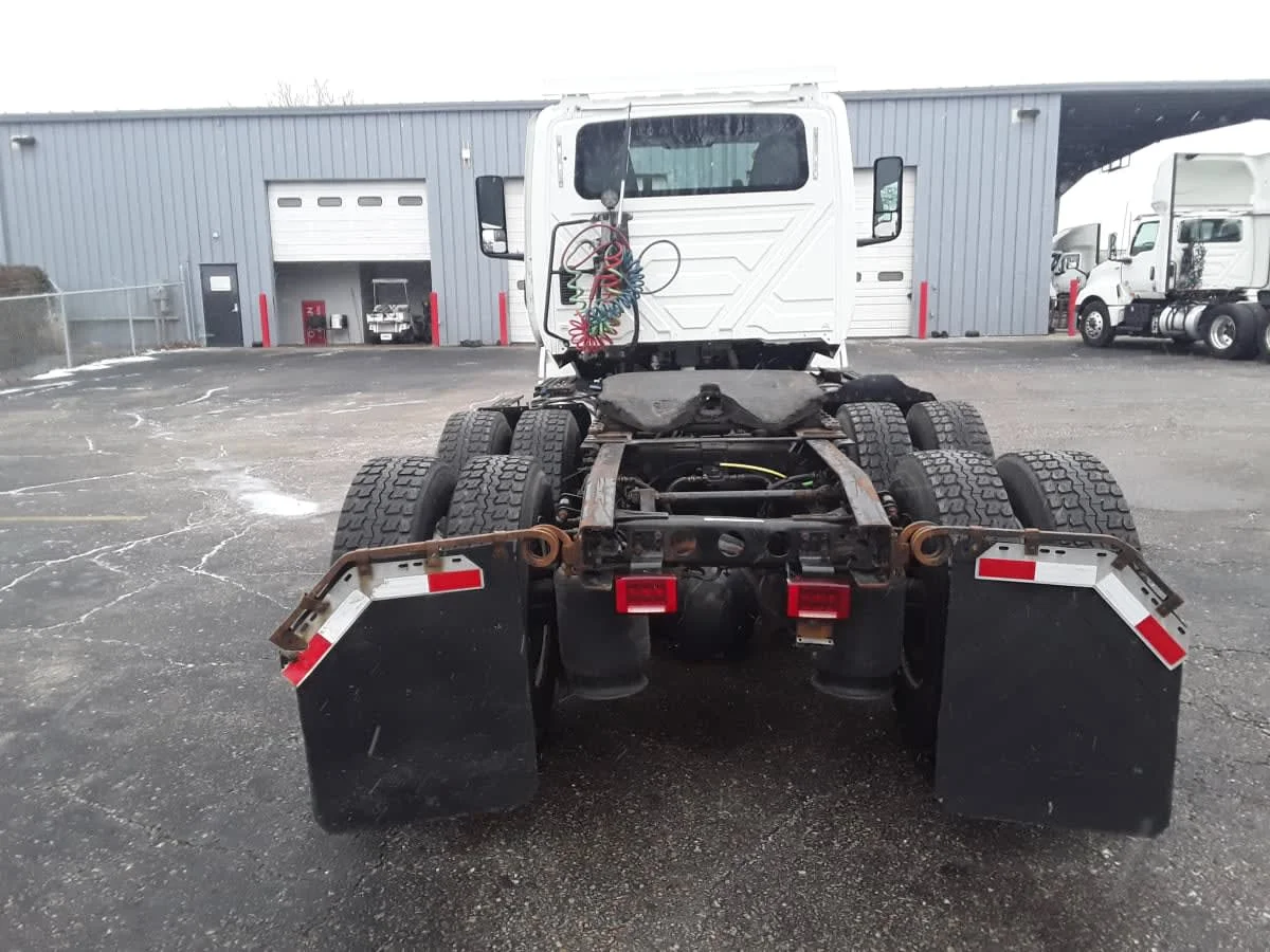 2019 International LT - image 5