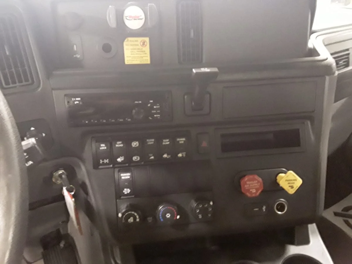 2019 International LT - image 13