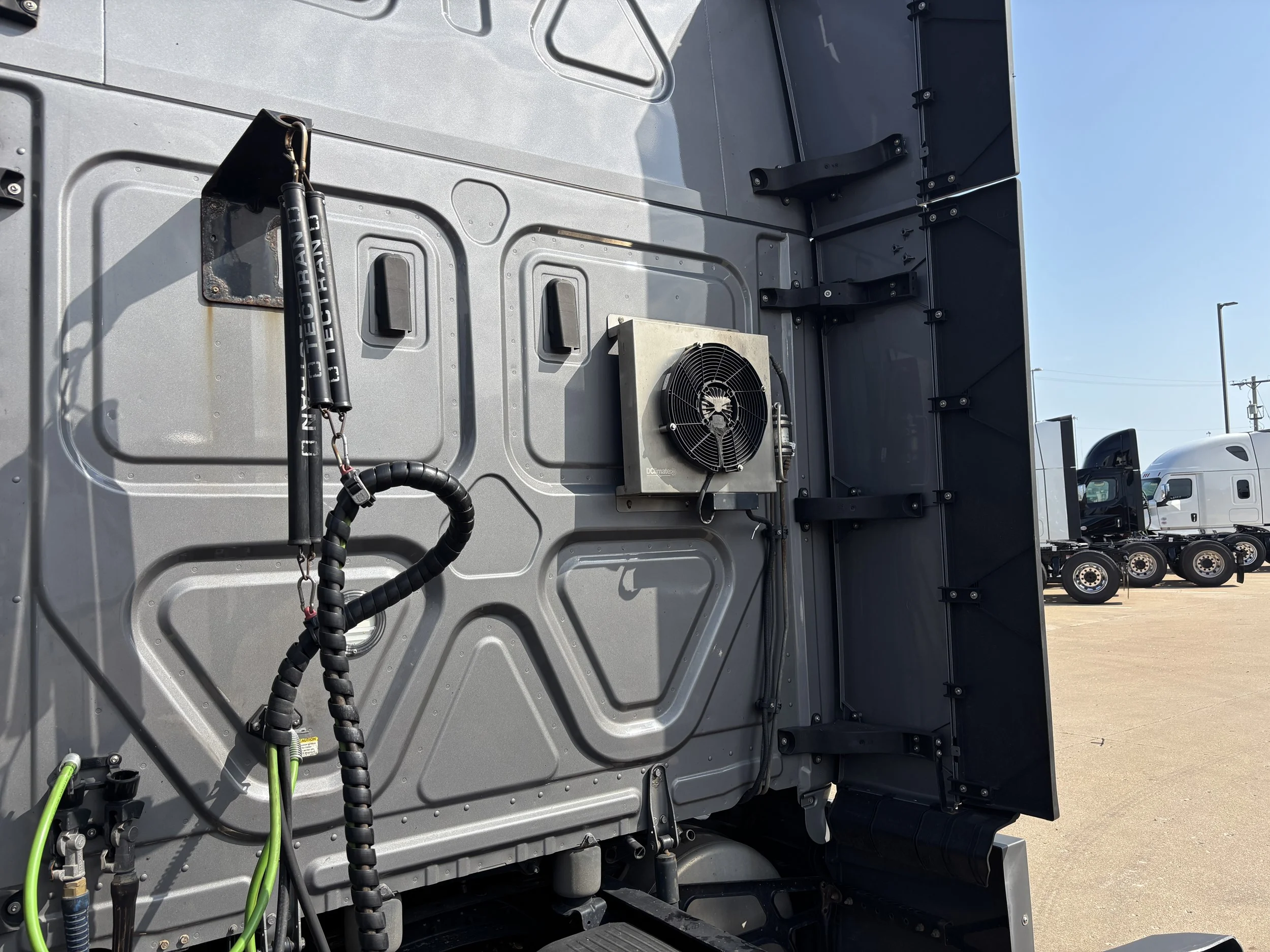2022 Freightliner Cascadia — photo 2