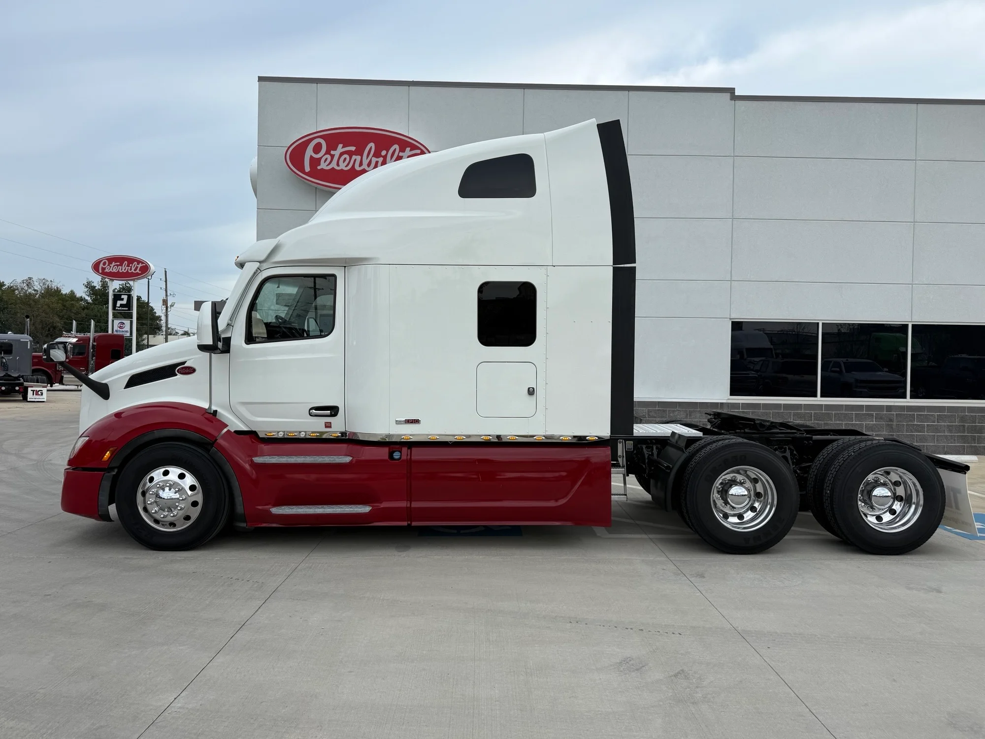 2023 Peterbilt 579 - image 2