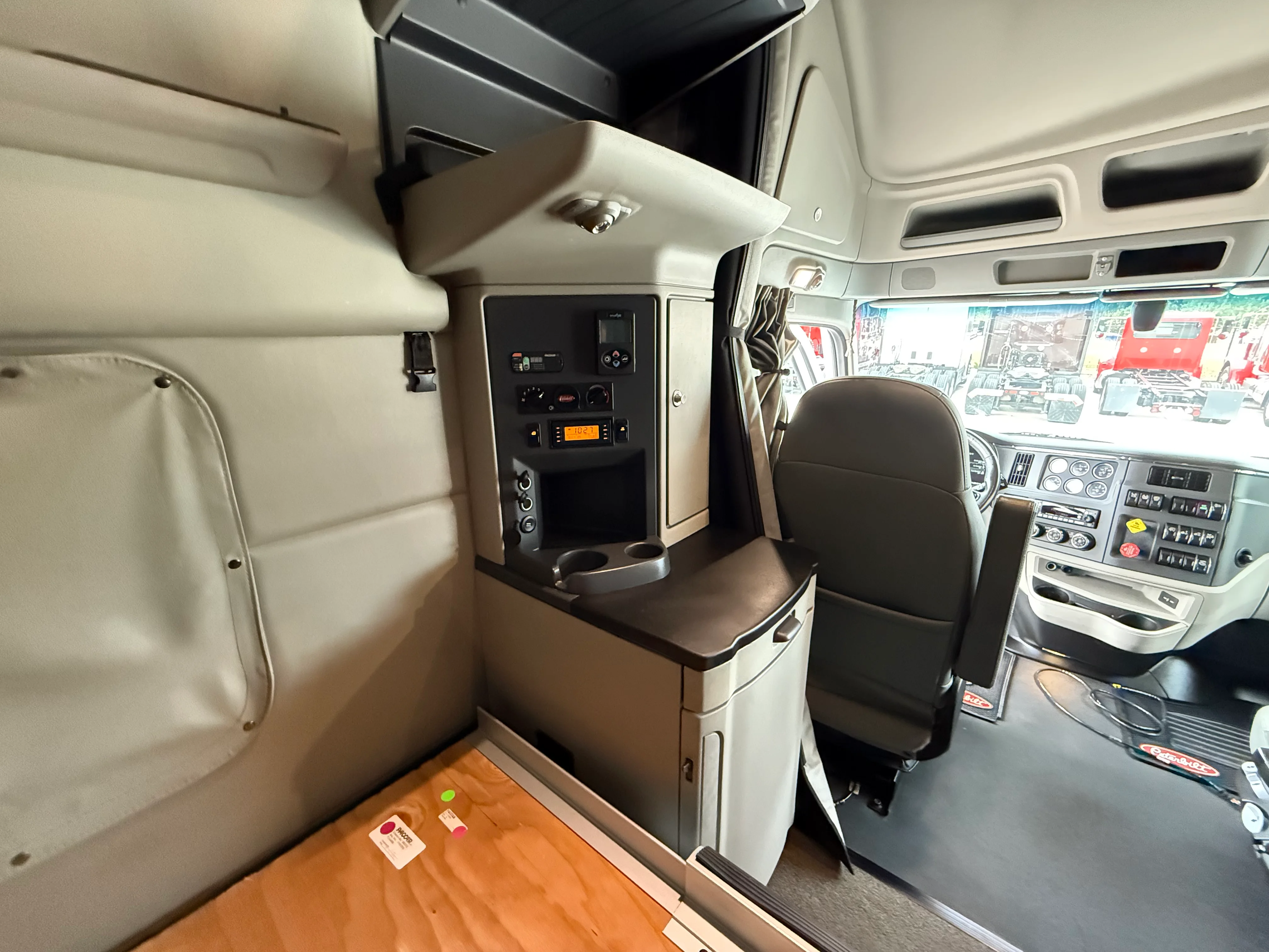 2023 Peterbilt 579 - image 14