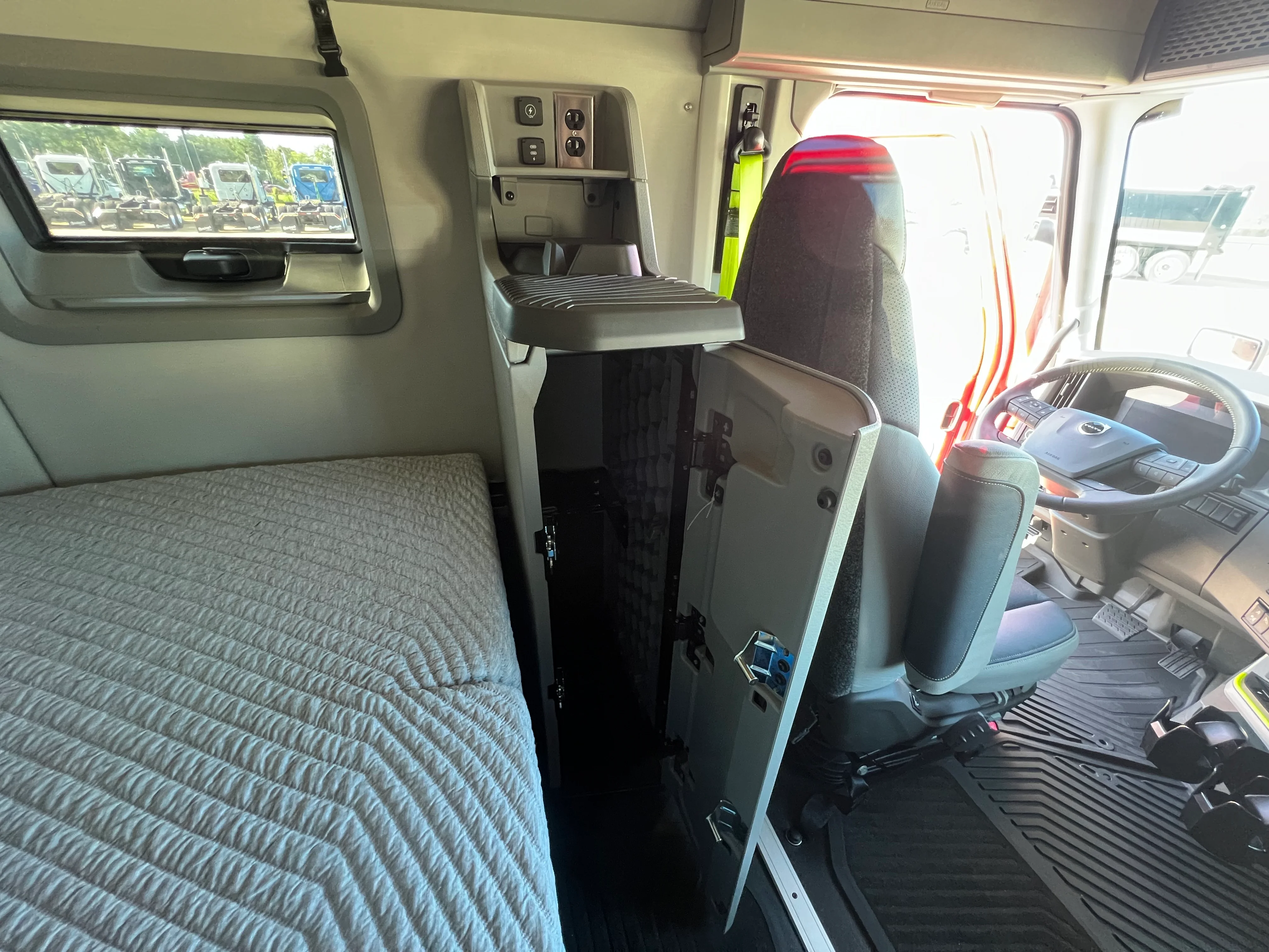 2026 Volvo VNL 660 in Shreveport, LA — photo 17