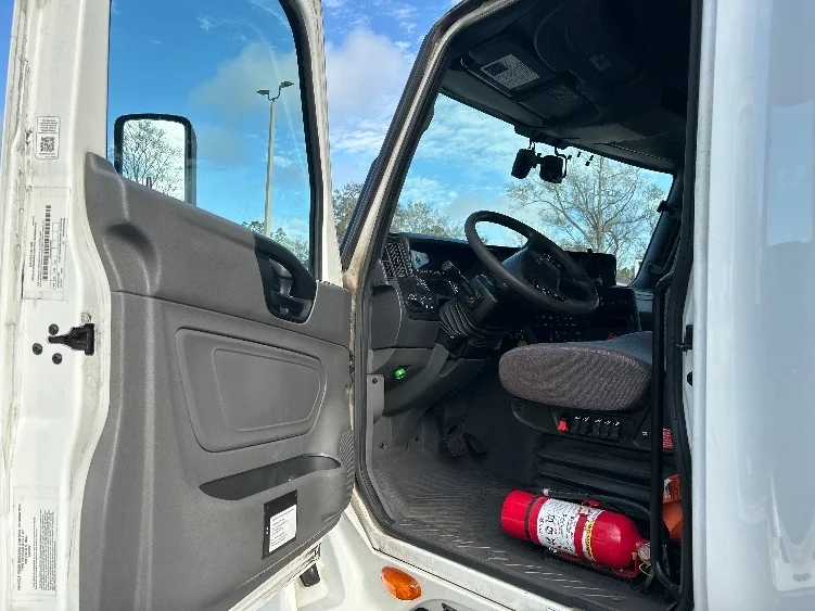 2023 International LT - image 9