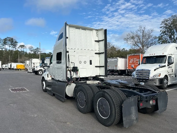 2023 International LT - image 5