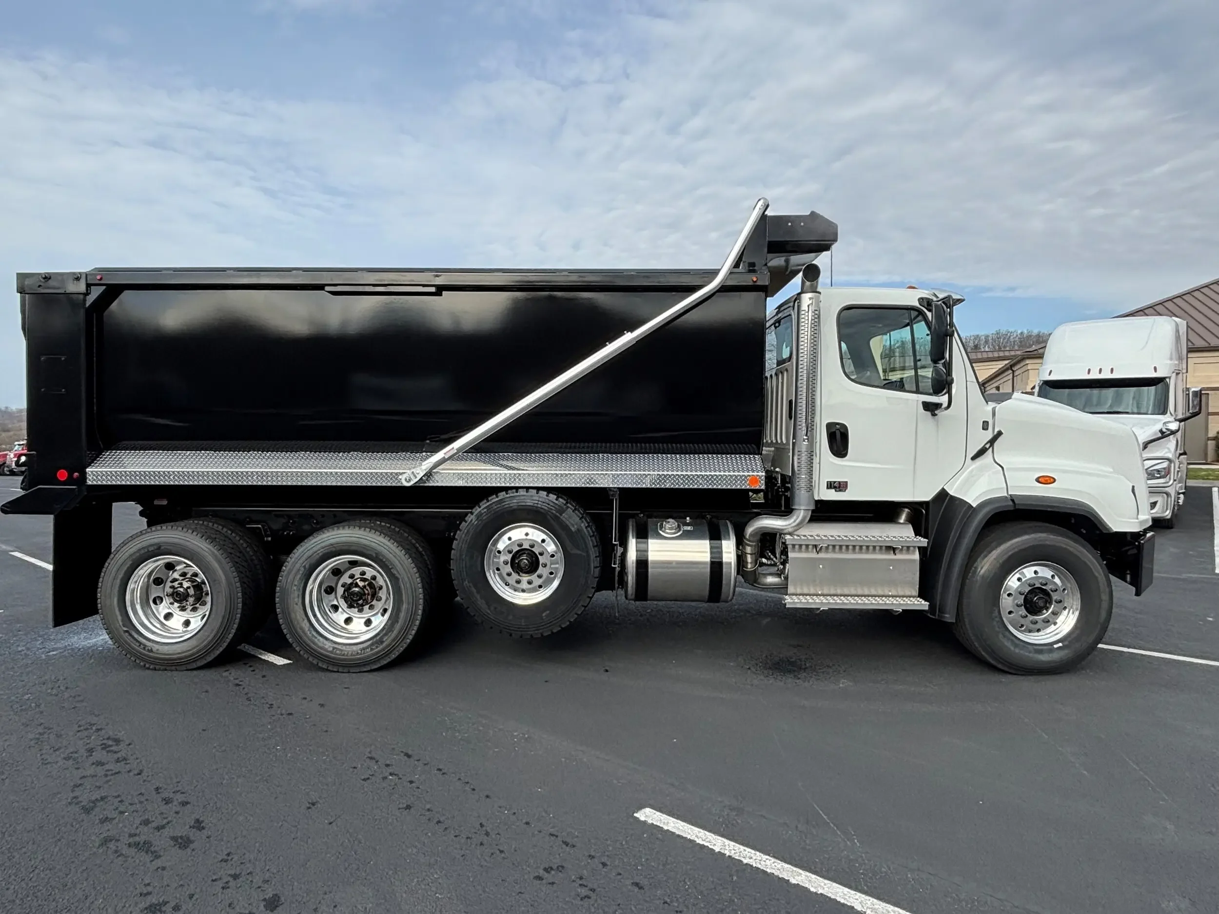 2025 Freightliner 114SD - image 8