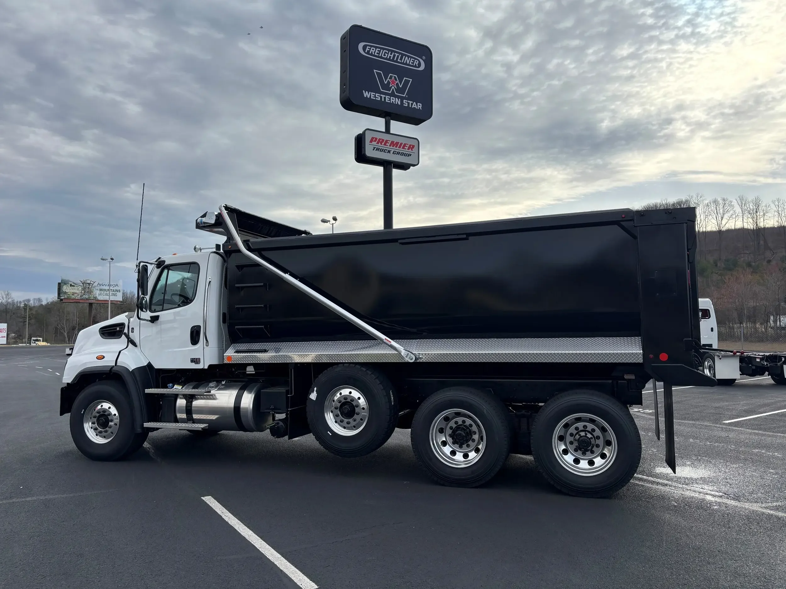 2025 Freightliner 114SD - image 12