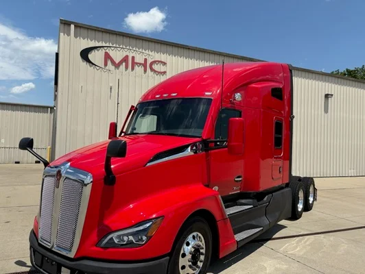 2023 Kenworth T680 in Leawood, KS — photo 11
