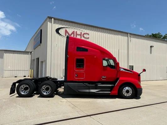 2023 Kenworth T680 in Leawood, KS — photo 4