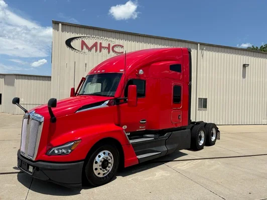 2023 Kenworth T680 in Leawood, KS — photo 2