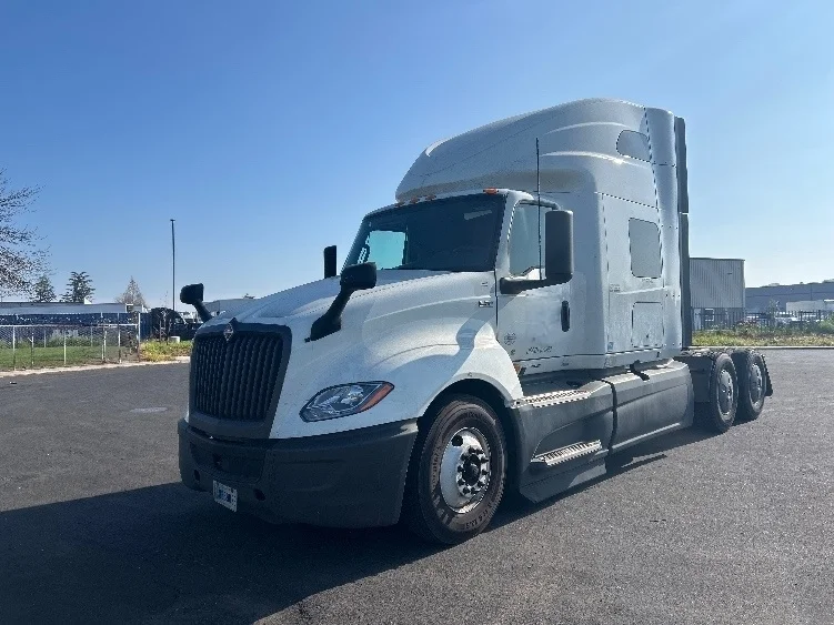 2023 International LT - image 3