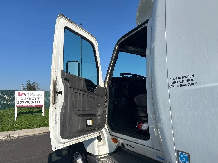 2023 International LT - image 9