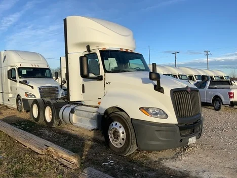 2020 International LT - image 3