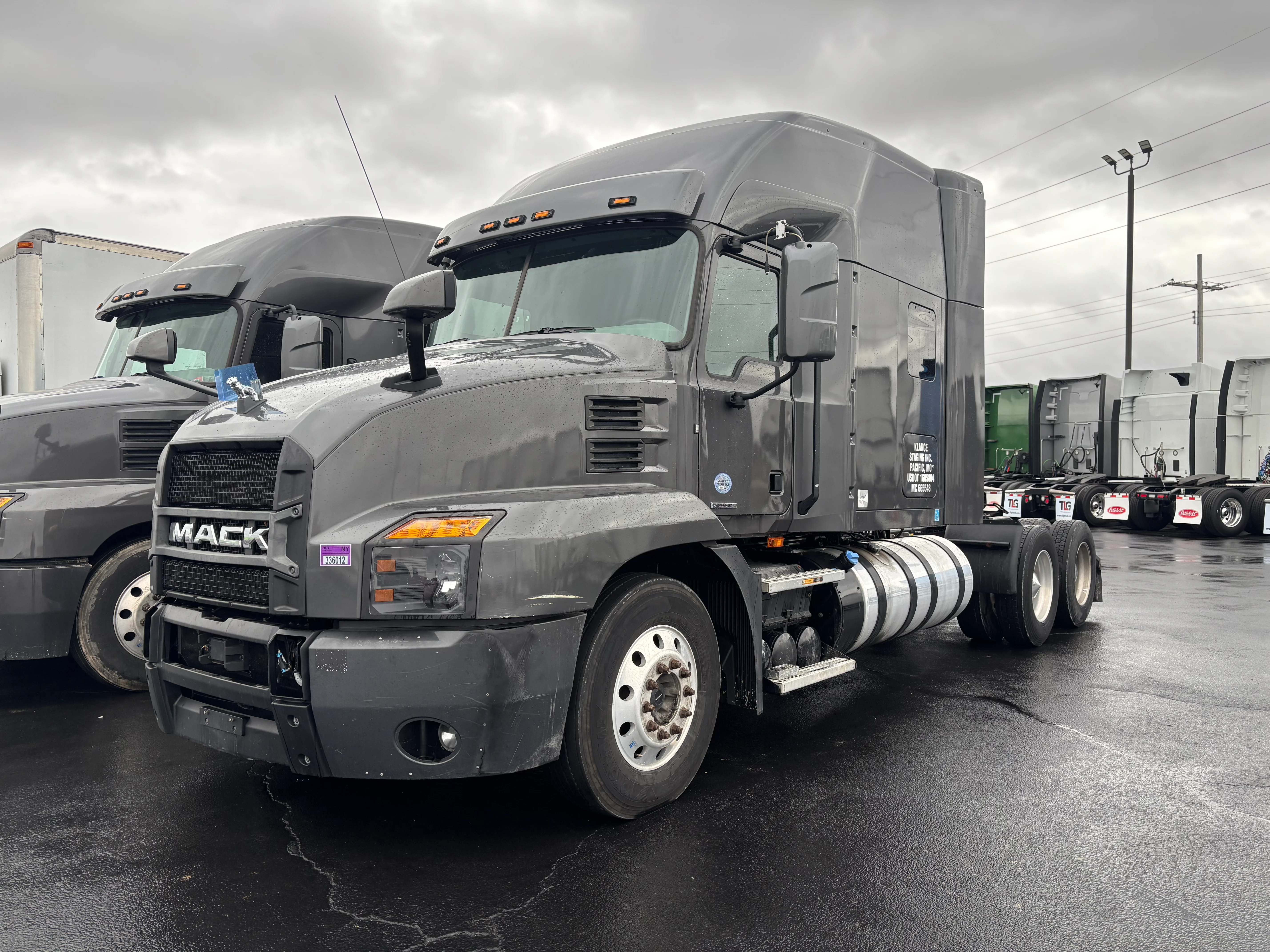2019 Mack Anthem - image 2