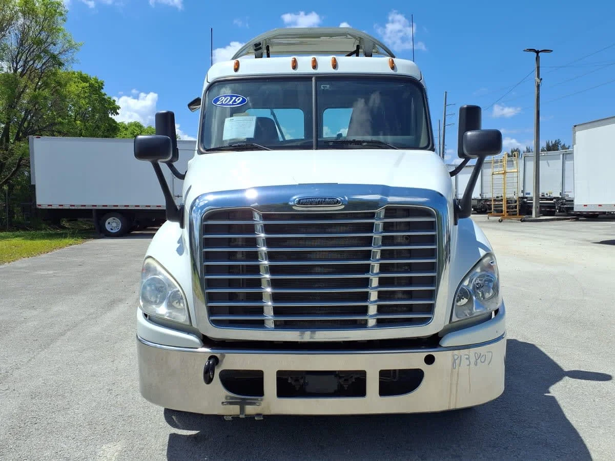 2019 Freightliner Cascadia in Davie, FL — photo 2