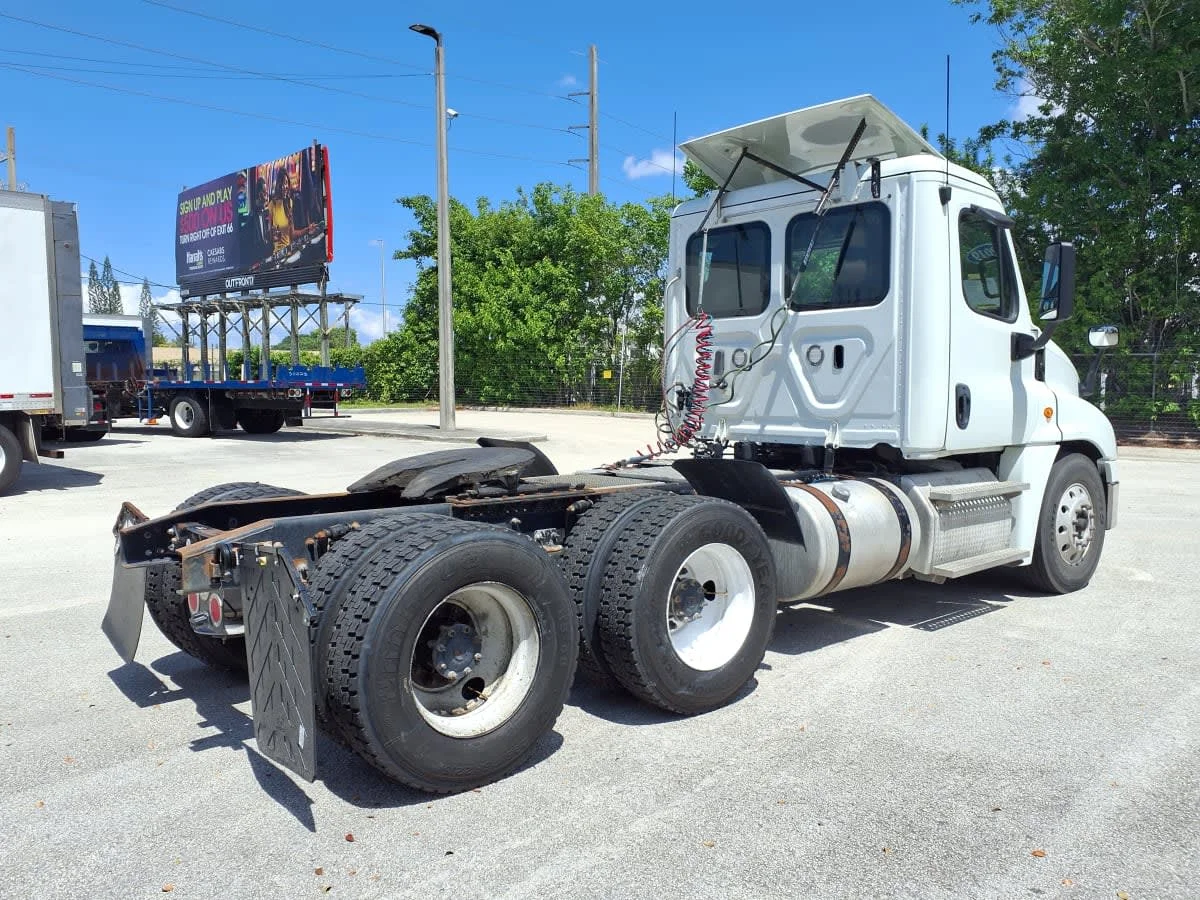 2019 Freightliner Cascadia in Davie, FL — photo 4