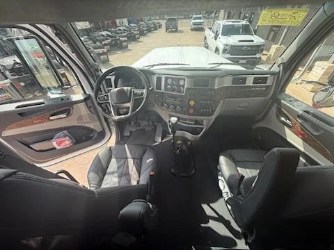 2027 Peterbilt 589 - image 6