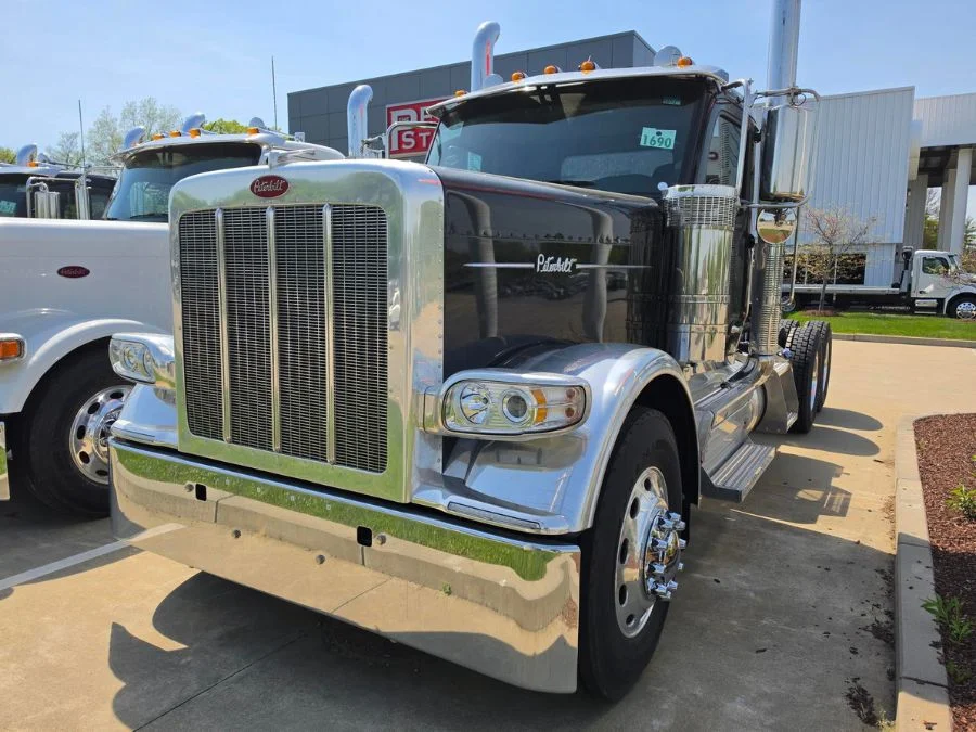 2027 Peterbilt 589 in Johnston, RI — photo 2