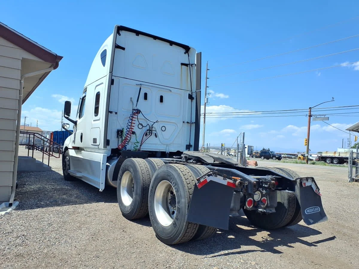 2022 Freightliner Cascadia in Commerce City, CO — photo 6