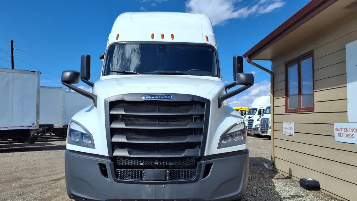 2022 Freightliner Cascadia in Commerce City, CO — photo 2
