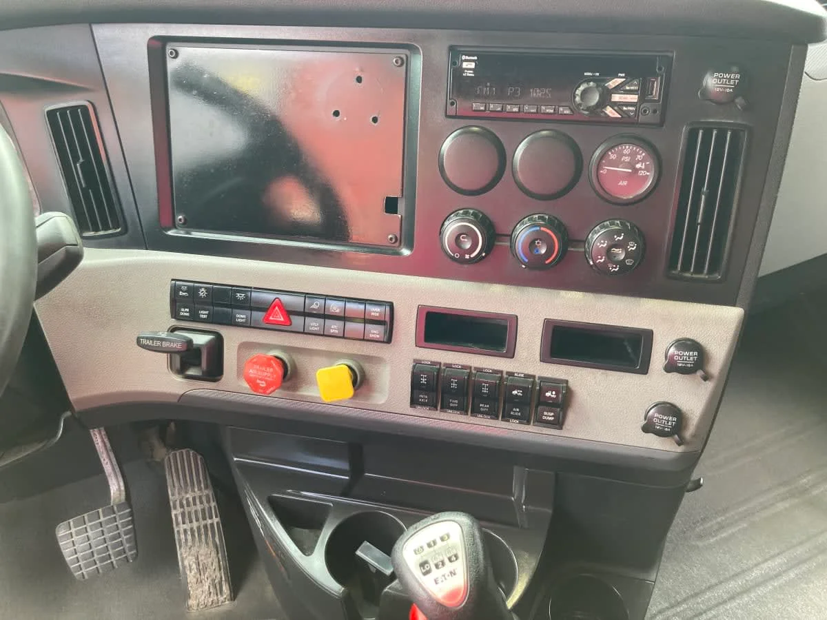 2020 Freightliner Cascadia in Springfield, MA — photo 12