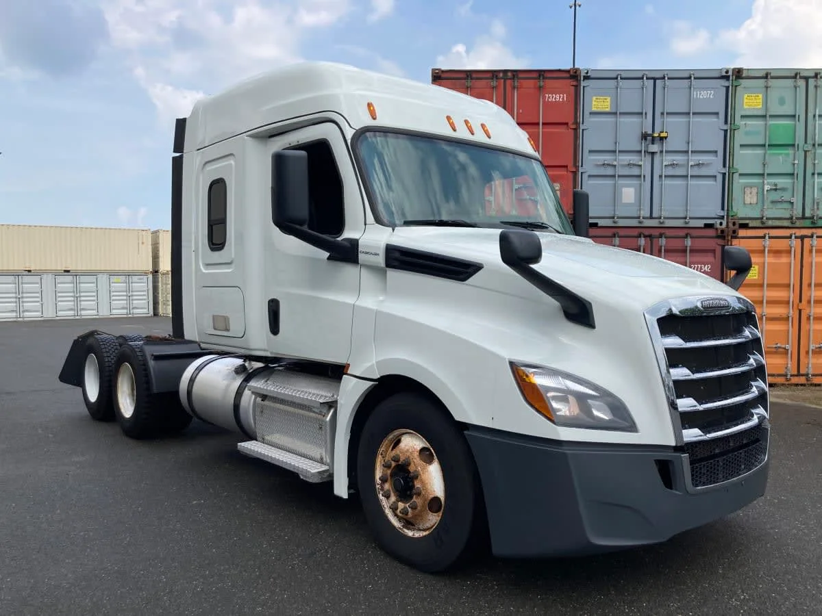 2020 Freightliner Cascadia in Springfield, MA — photo 3