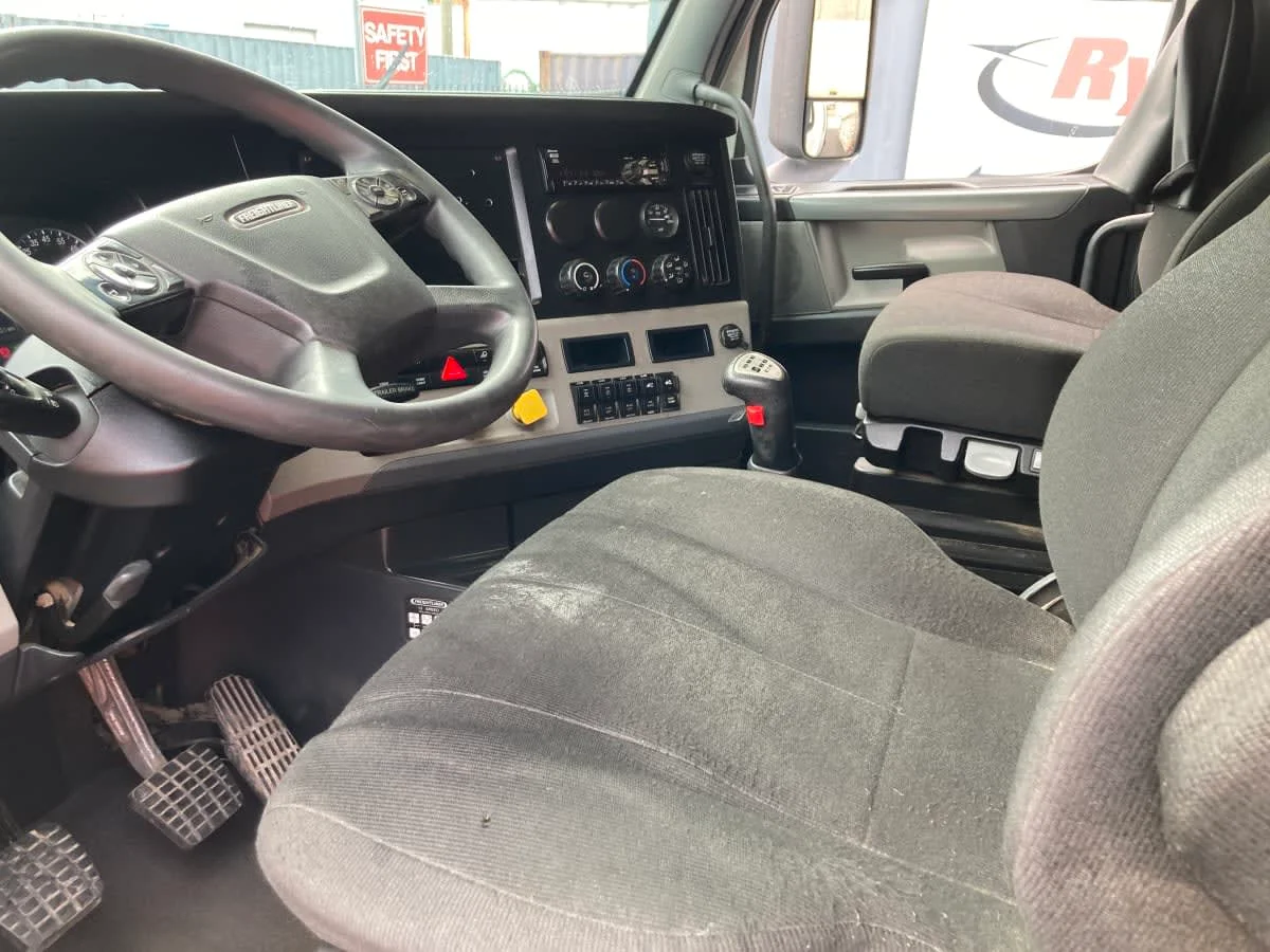 2020 Freightliner Cascadia in Springfield, MA — photo 10