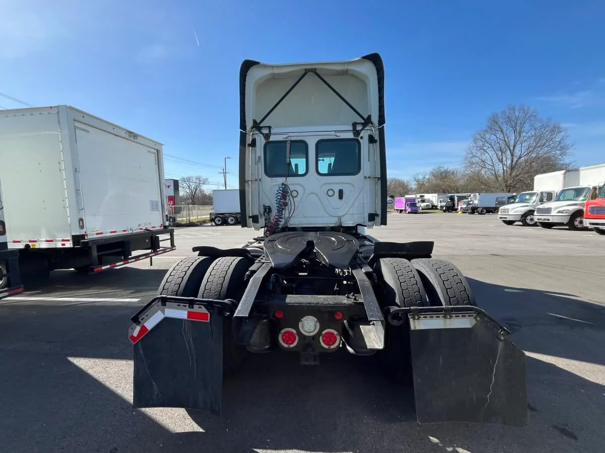 2019 Freightliner Cascadia - image 5