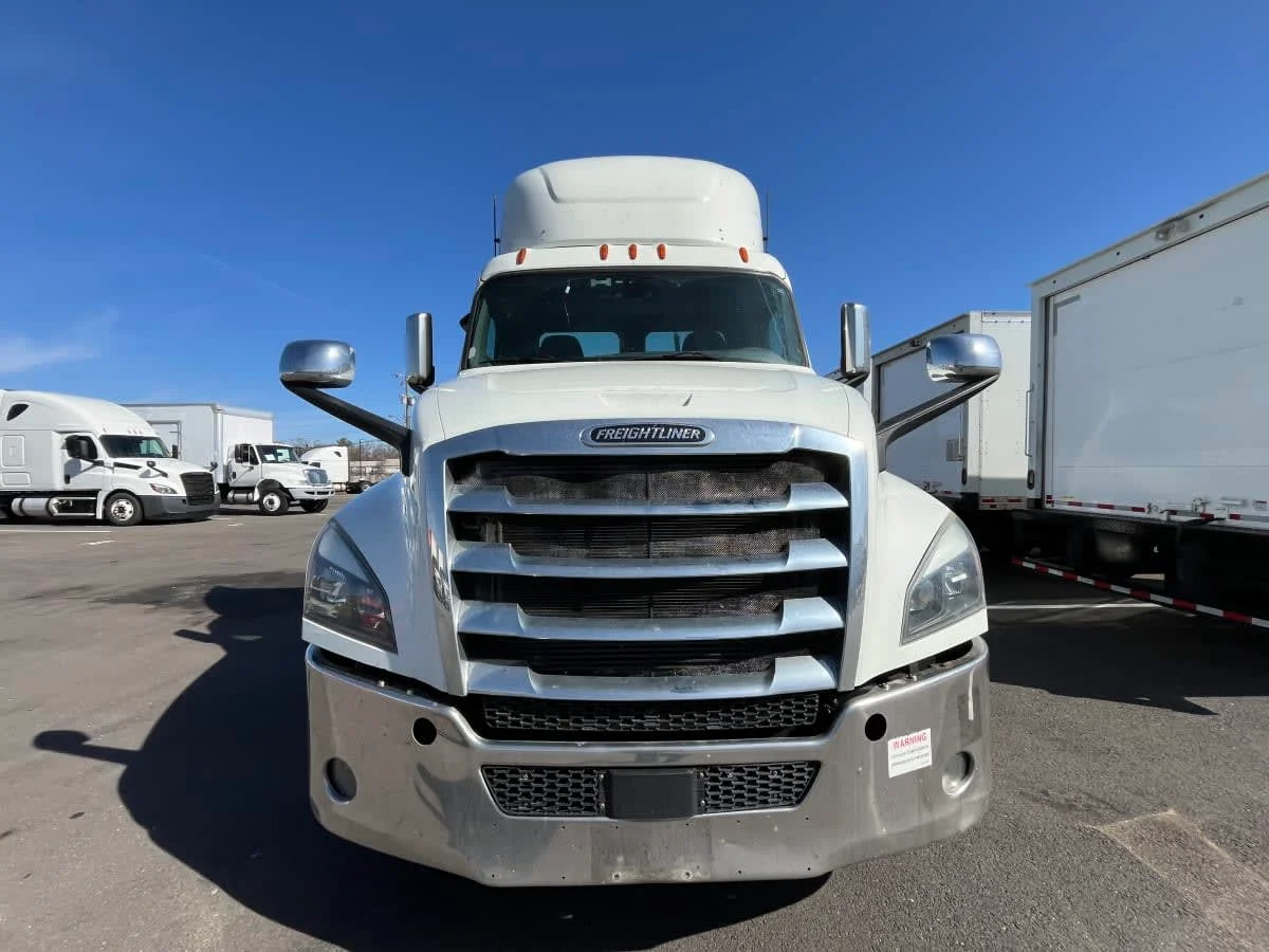 2019 Freightliner Cascadia - image 2