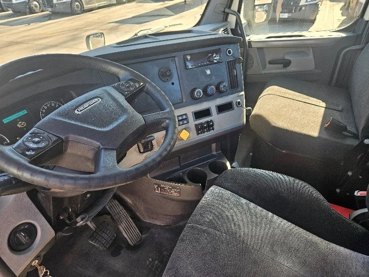 2020 Freightliner Cascadia in Moberly, MO — photo 10