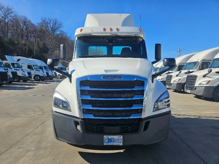 2020 Freightliner Cascadia in Moberly, MO — photo 2