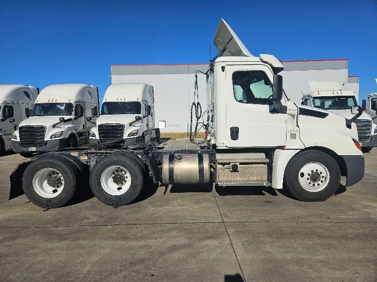 2020 Freightliner Cascadia in Moberly, MO — photo 8