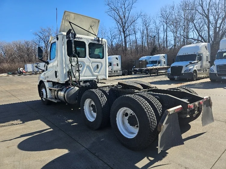 2020 Freightliner Cascadia in Moberly, MO — photo 5