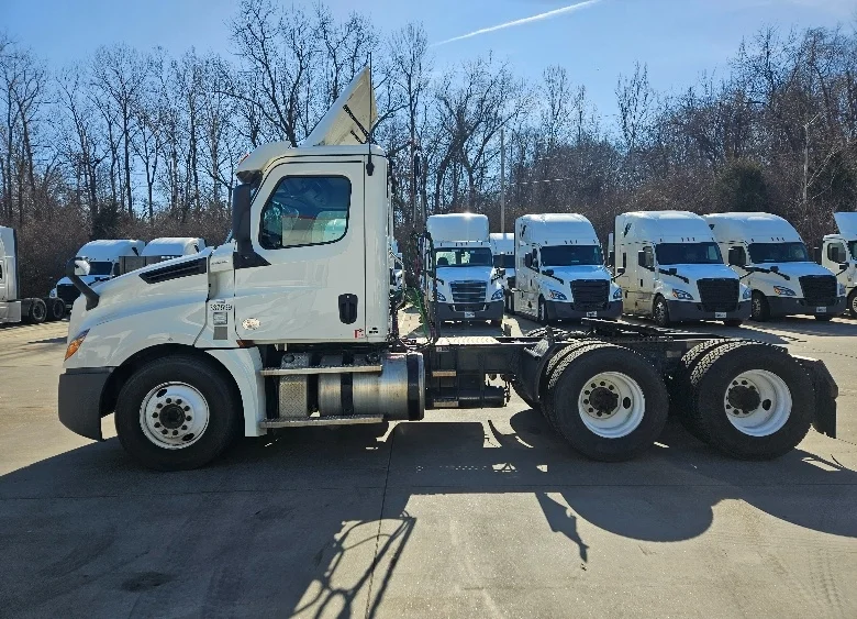 2020 Freightliner Cascadia in Moberly, MO — photo 4
