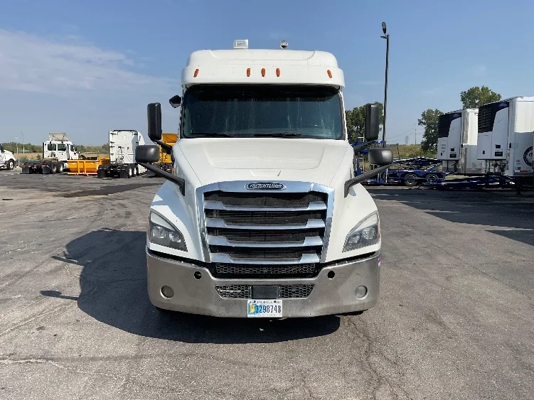2020 Freightliner Cascadia - image 2