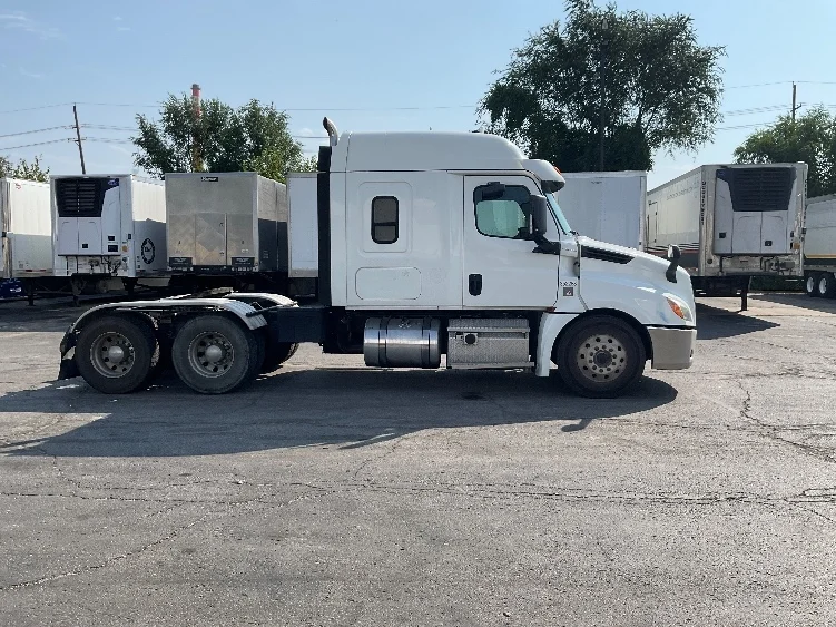 2020 Freightliner Cascadia - image 8