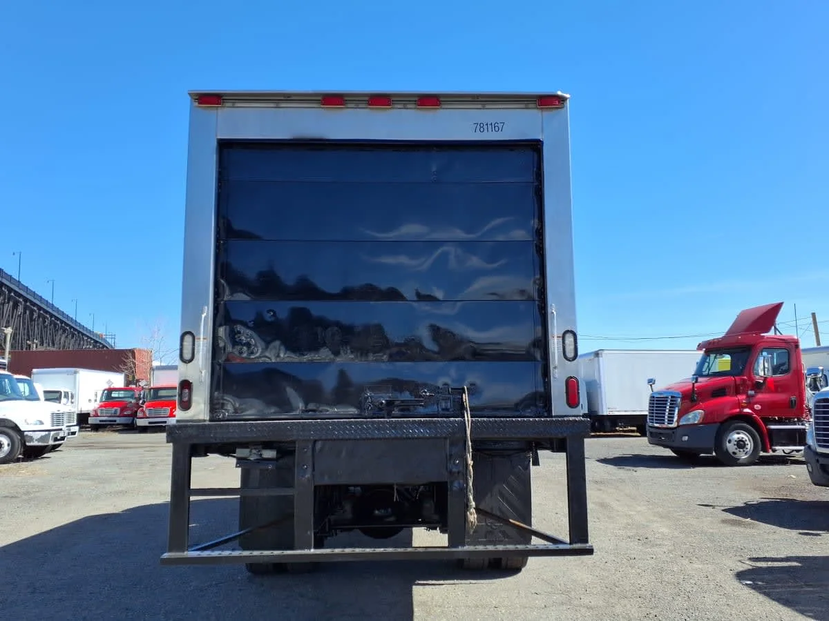 2018 Hino 268 - image 4