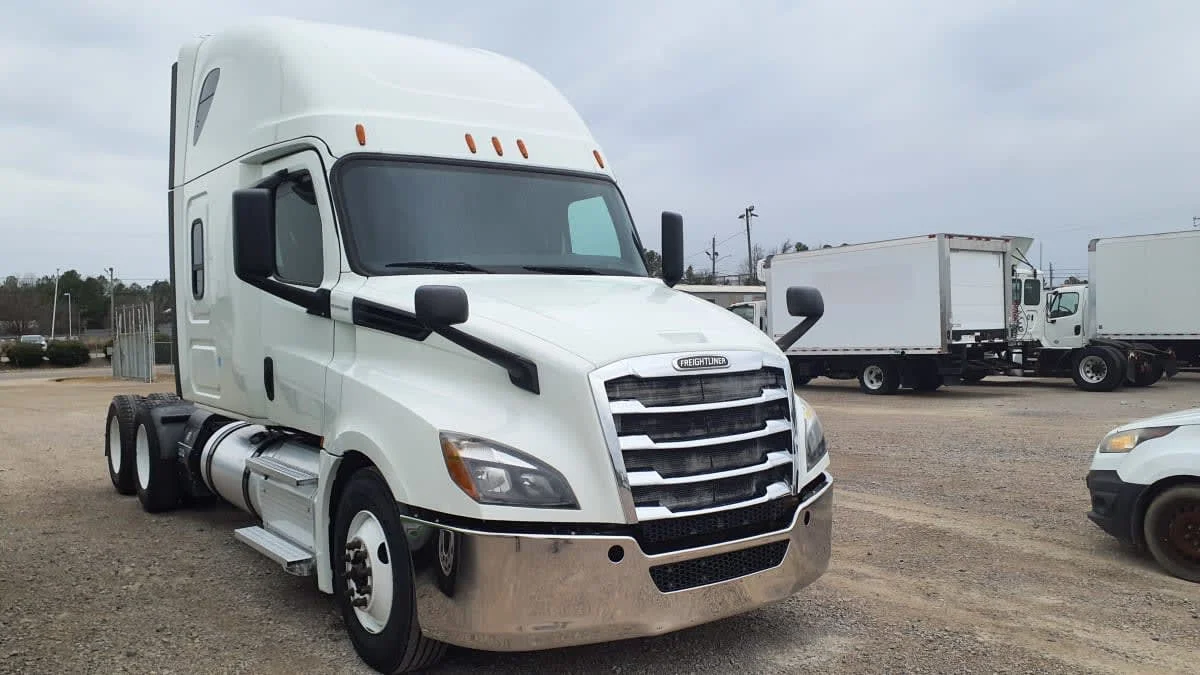 2019 Freightliner Cascadia - image 3