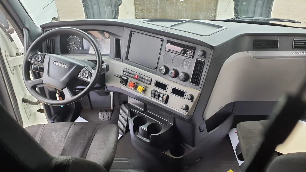 2019 Freightliner Cascadia - image 7