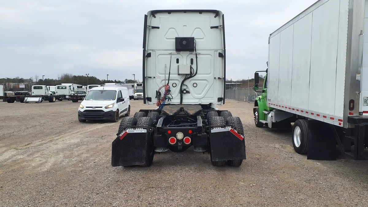 2019 Freightliner Cascadia - image 5