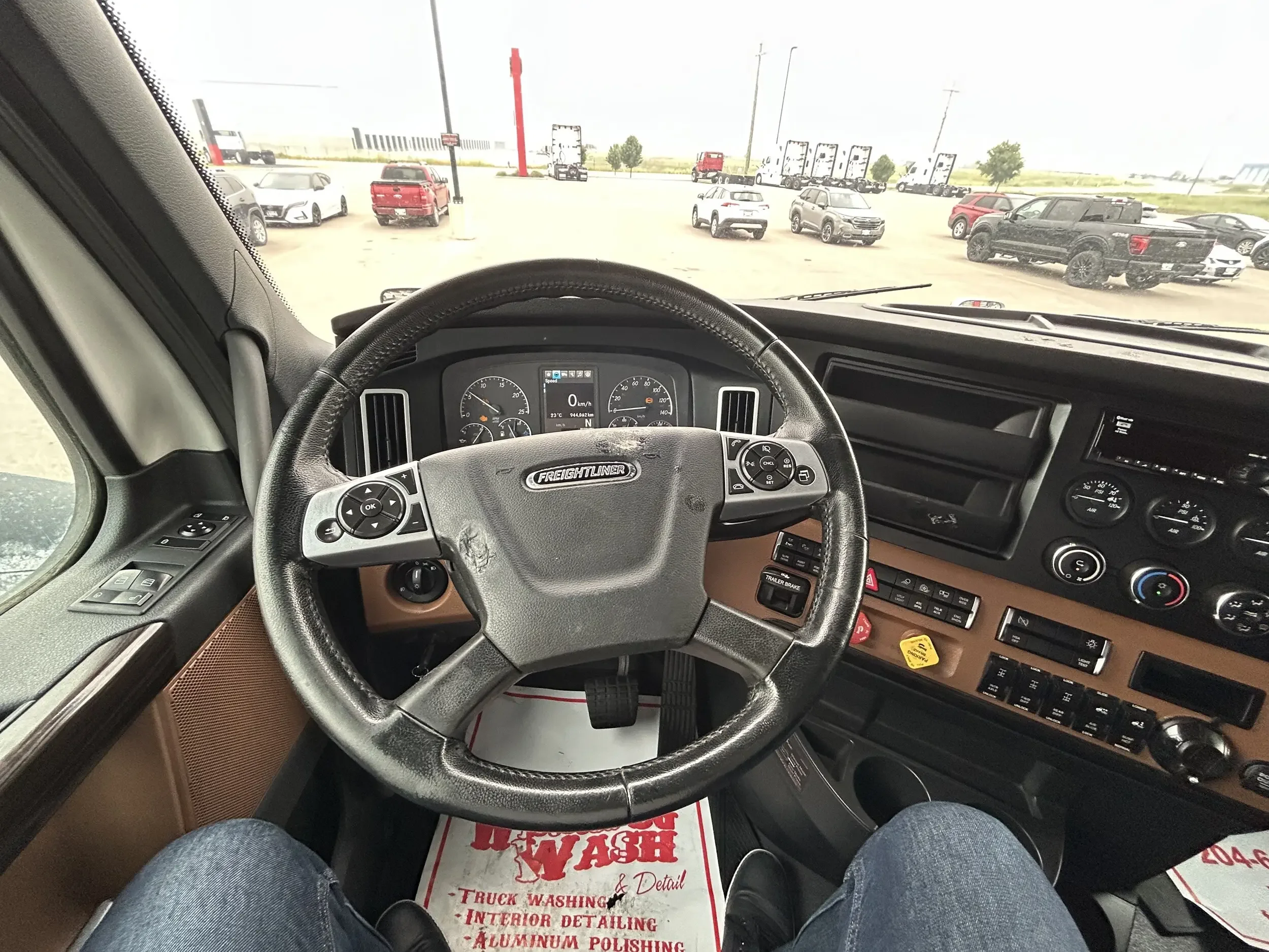 2021 Freightliner Cascadia - image 9