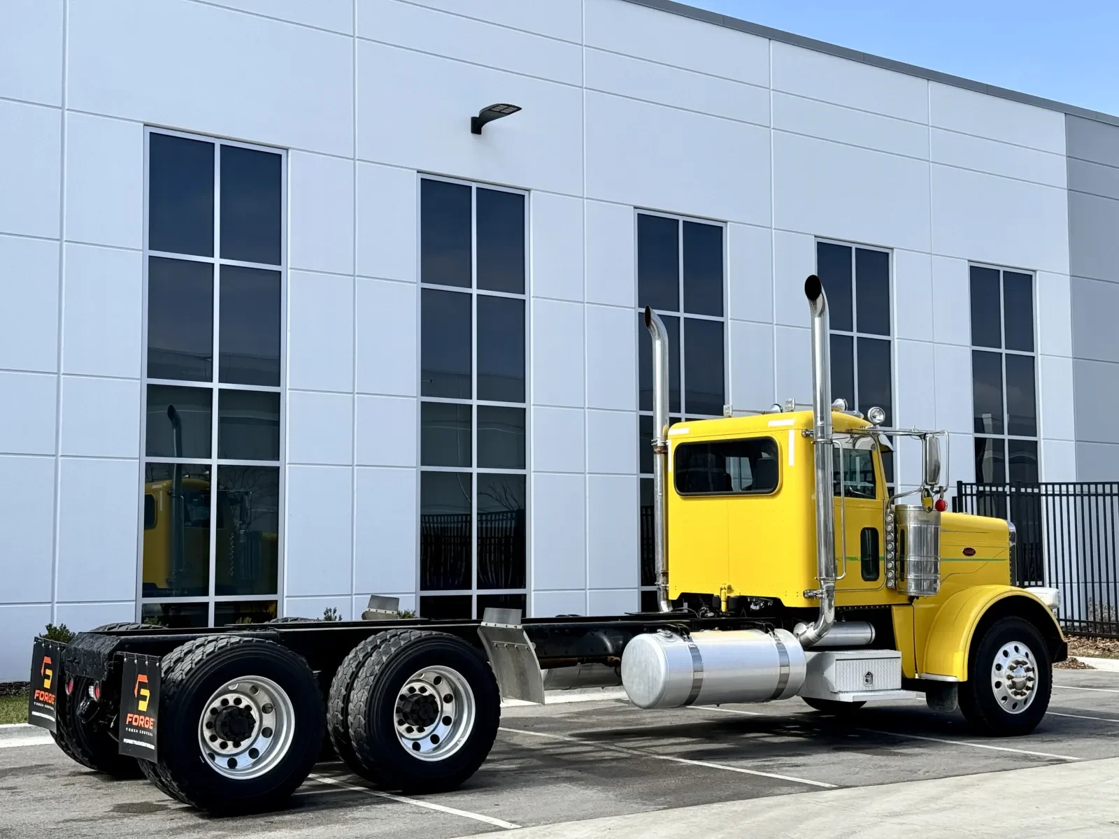 2016 Peterbilt 389 - image 5