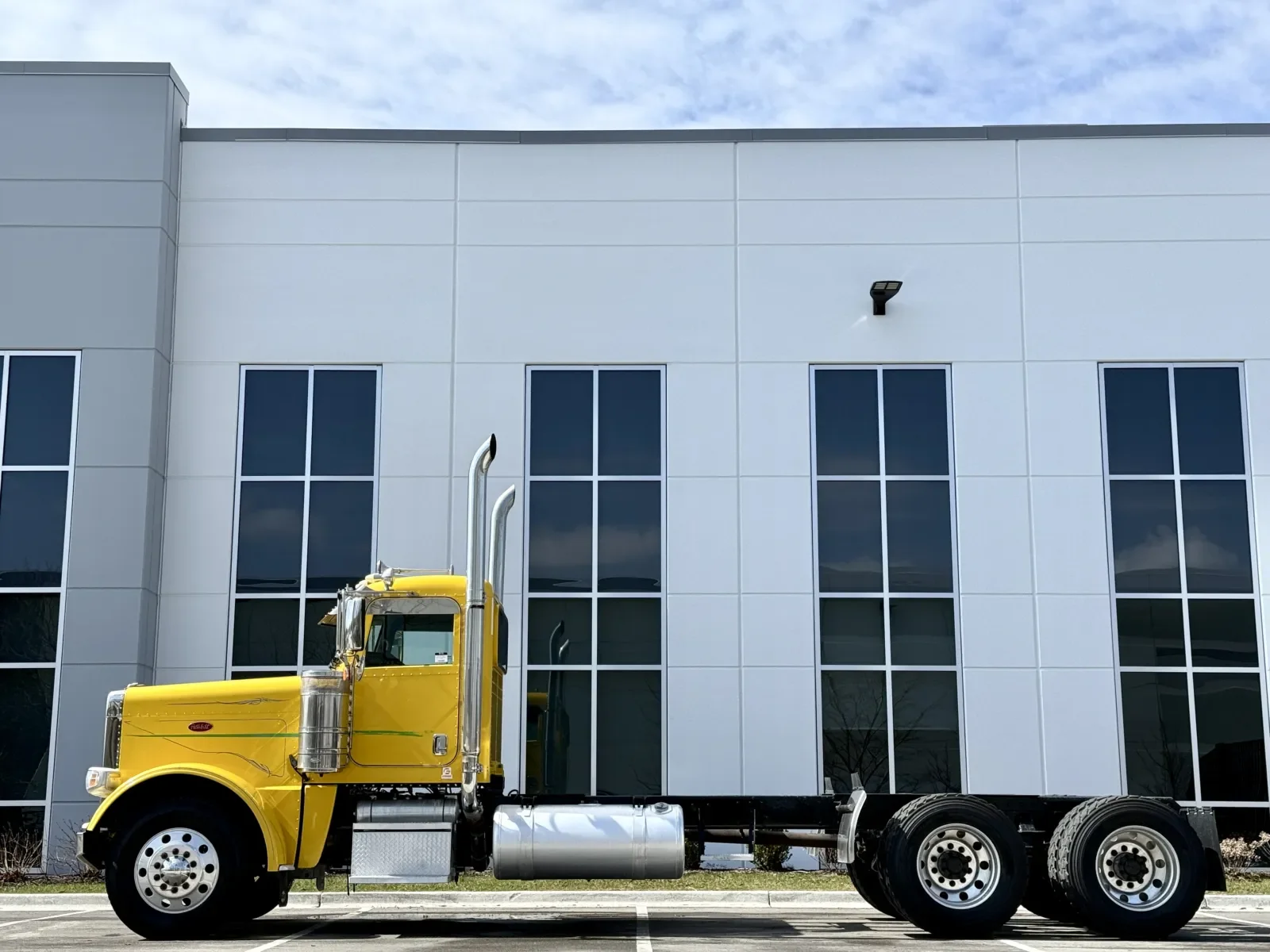2016 Peterbilt 389 in New Lenox, IL — photo 4