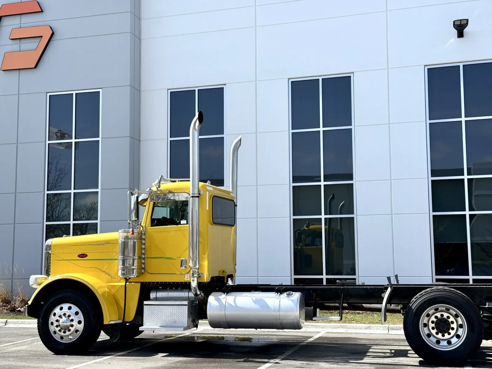 2016 Peterbilt 389 in New Lenox, IL — photo 8