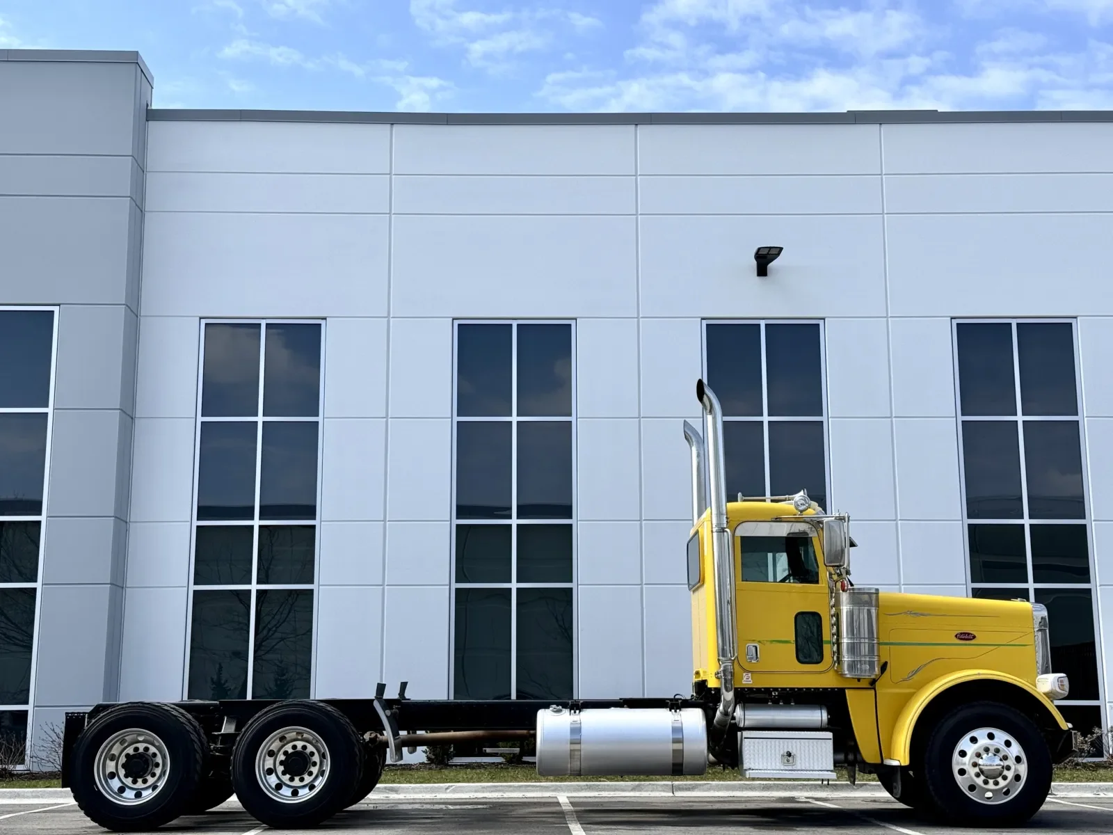 2016 Peterbilt 389 - image 3