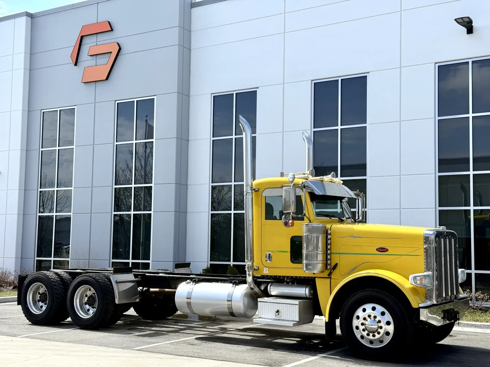 2016 Peterbilt 389 in New Lenox, IL — photo 2