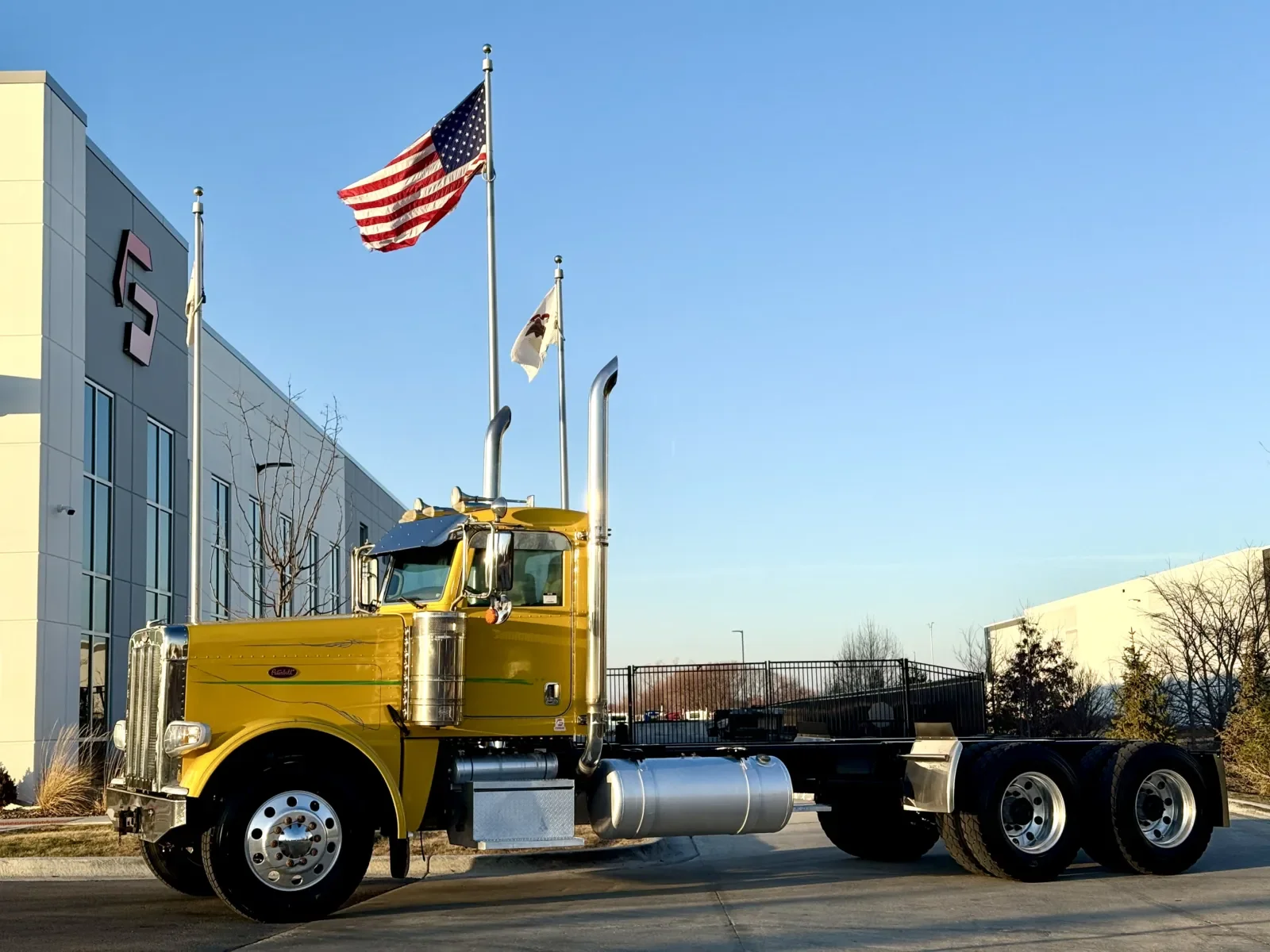 2016 Peterbilt 389 in New Lenox, IL