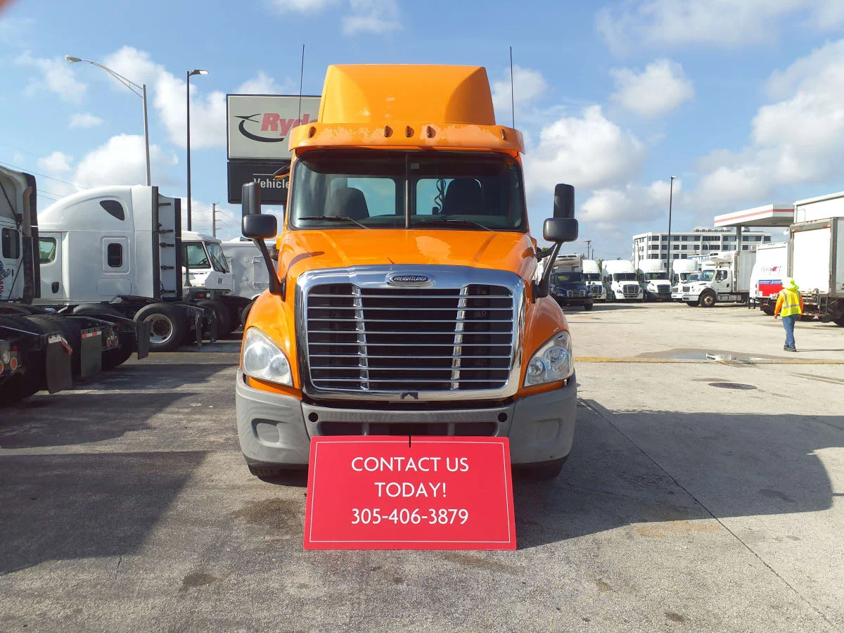 2015 Freightliner Cascadia - image 2
