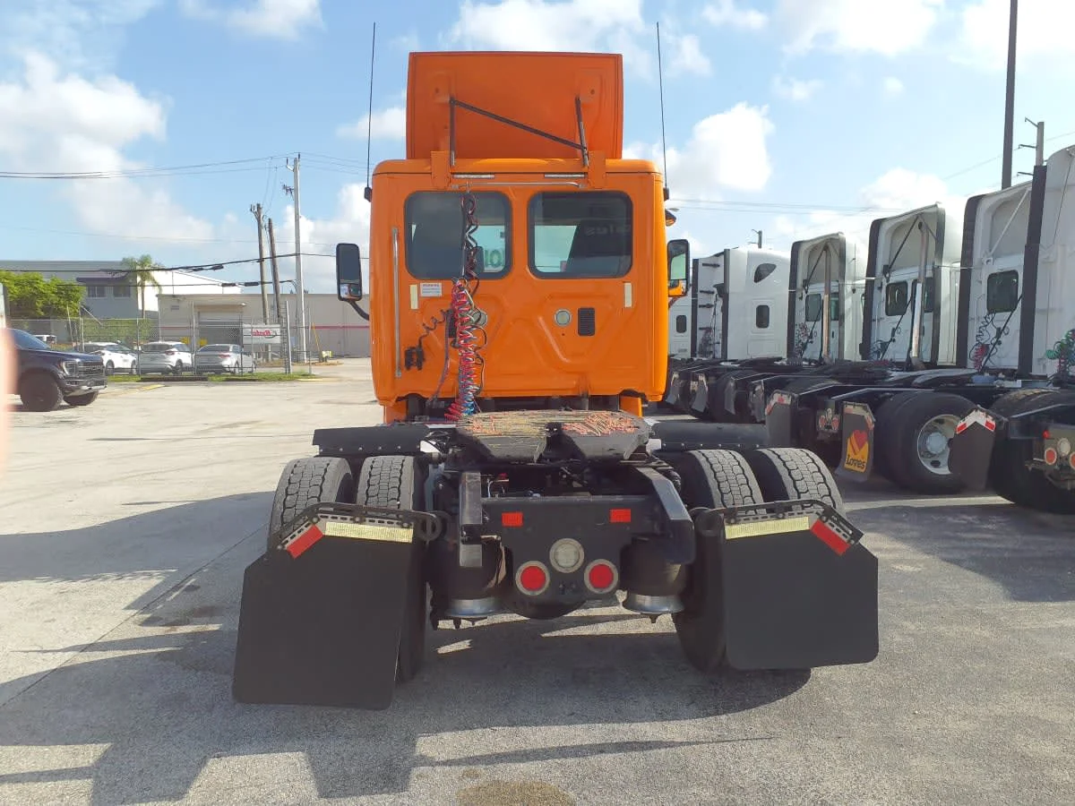 2015 Freightliner Cascadia - image 5