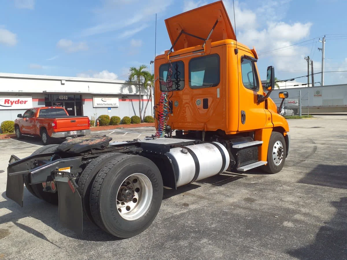 2015 Freightliner Cascadia in Miami, FL — photo 4